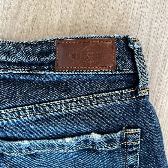 Hollister Ultra High-Rise Mom Jean - Picture 6 of 6